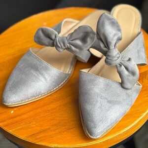 Women’s Silver Bow Pointed-Toe Slip-On Flats